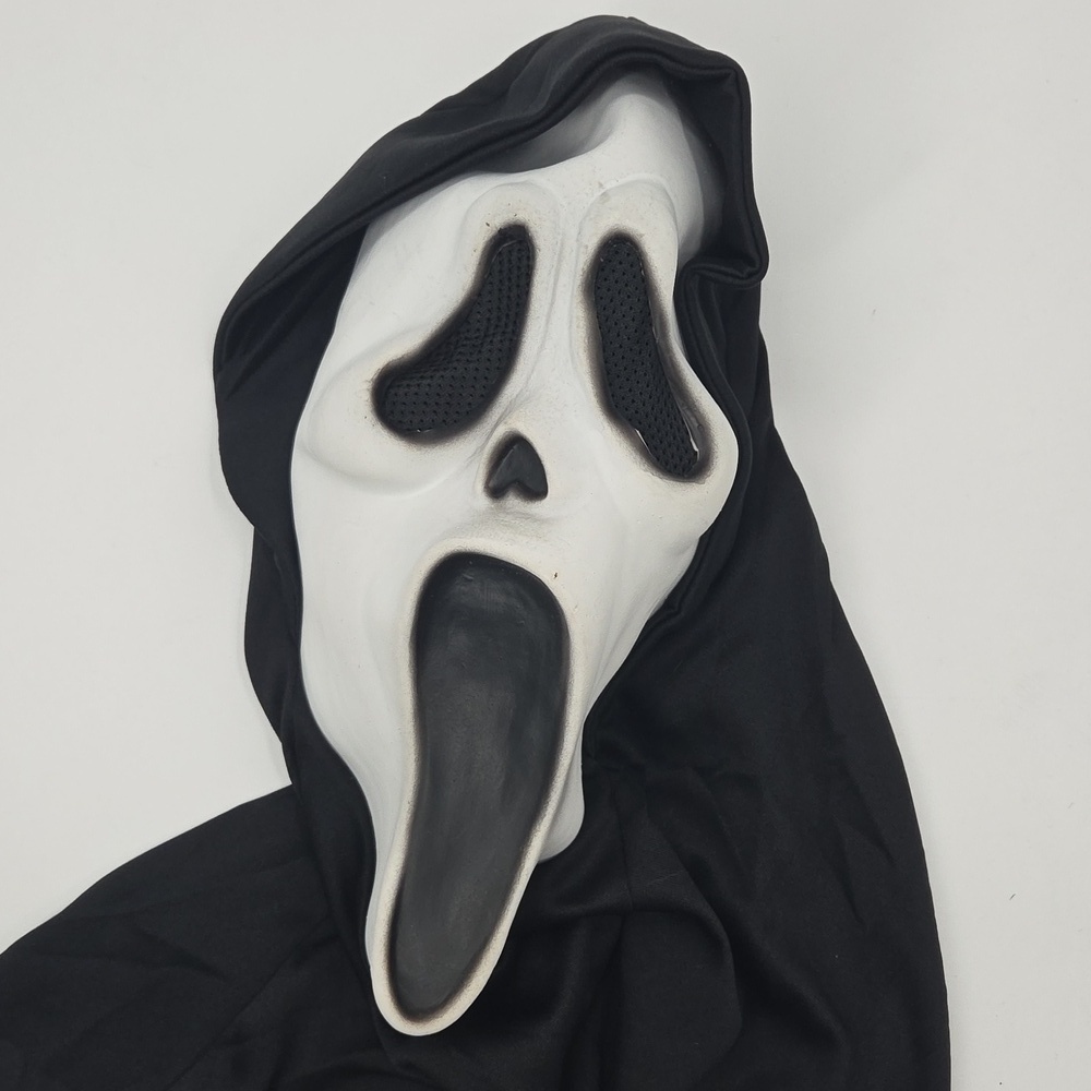 Scream Mask And Robe - Picture 9 of 16